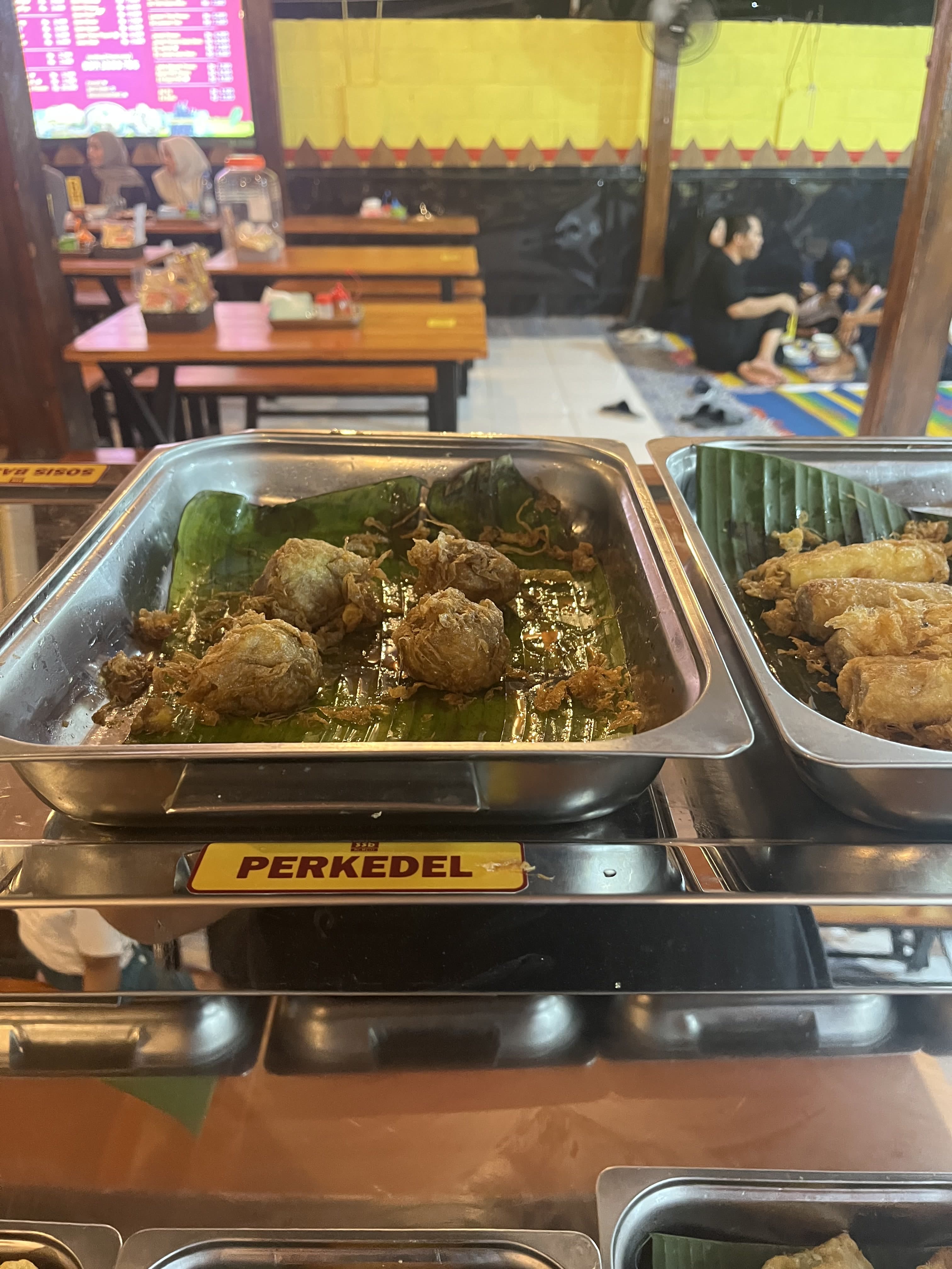 SSB Soto Hj. Hesti (Kebomas) perkedel dan sosis solo
