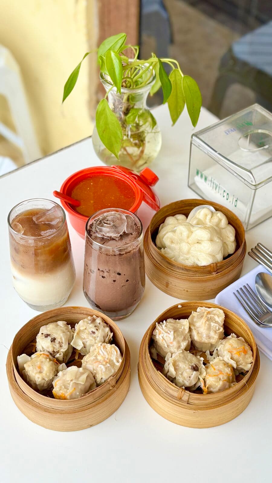 Bakpao Umayumcha Gresik Rp3.000/pcs: Varian Srikaya, Ayam Pedas, Matcha, Telur Asin, Coklat + Es Teh Sepet Juara - Kuliner Gresik