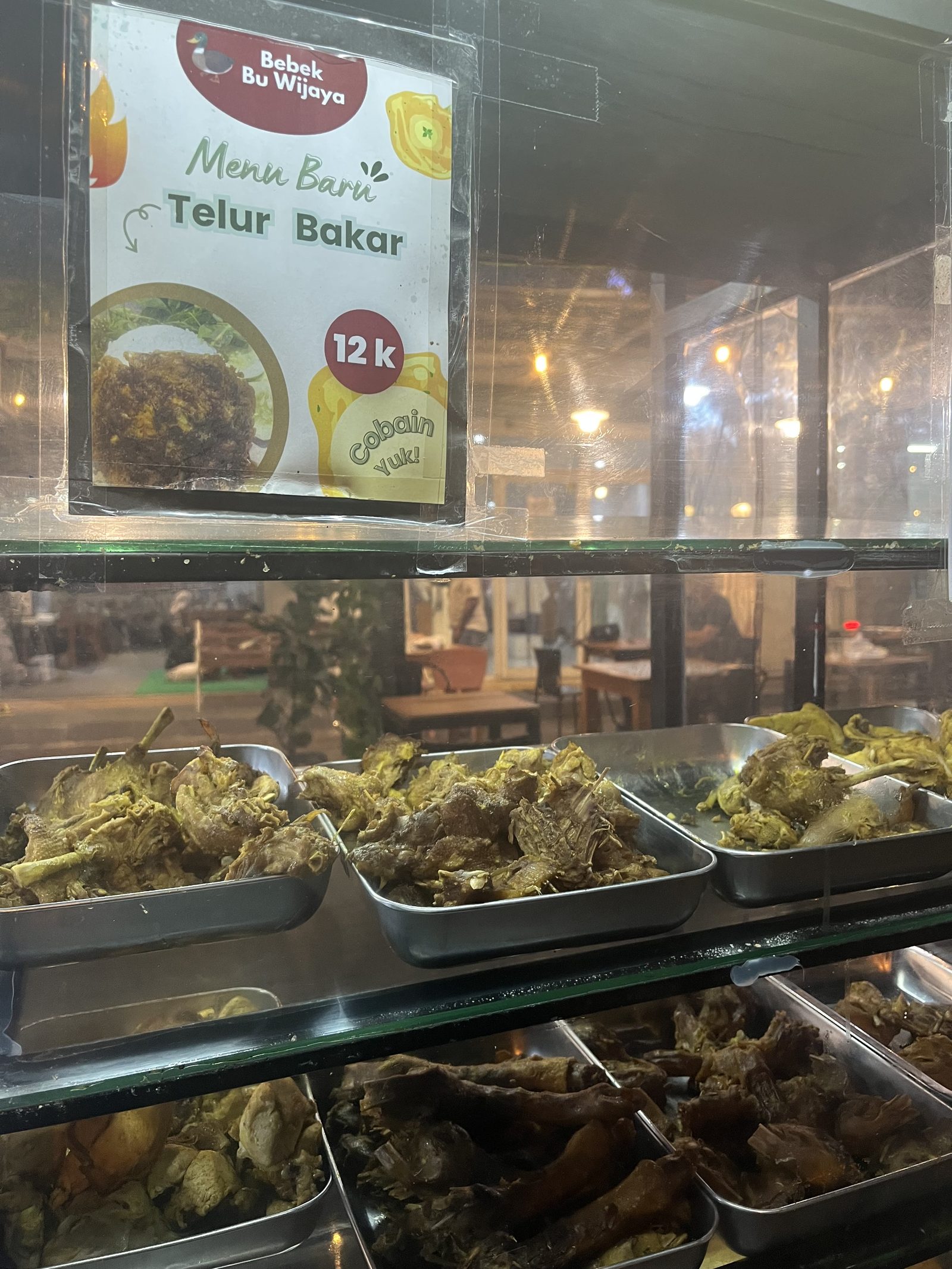 Etalase bebek Bu Wijaya dan menu telur bakar di Gultik Mbah Djoyo GKB