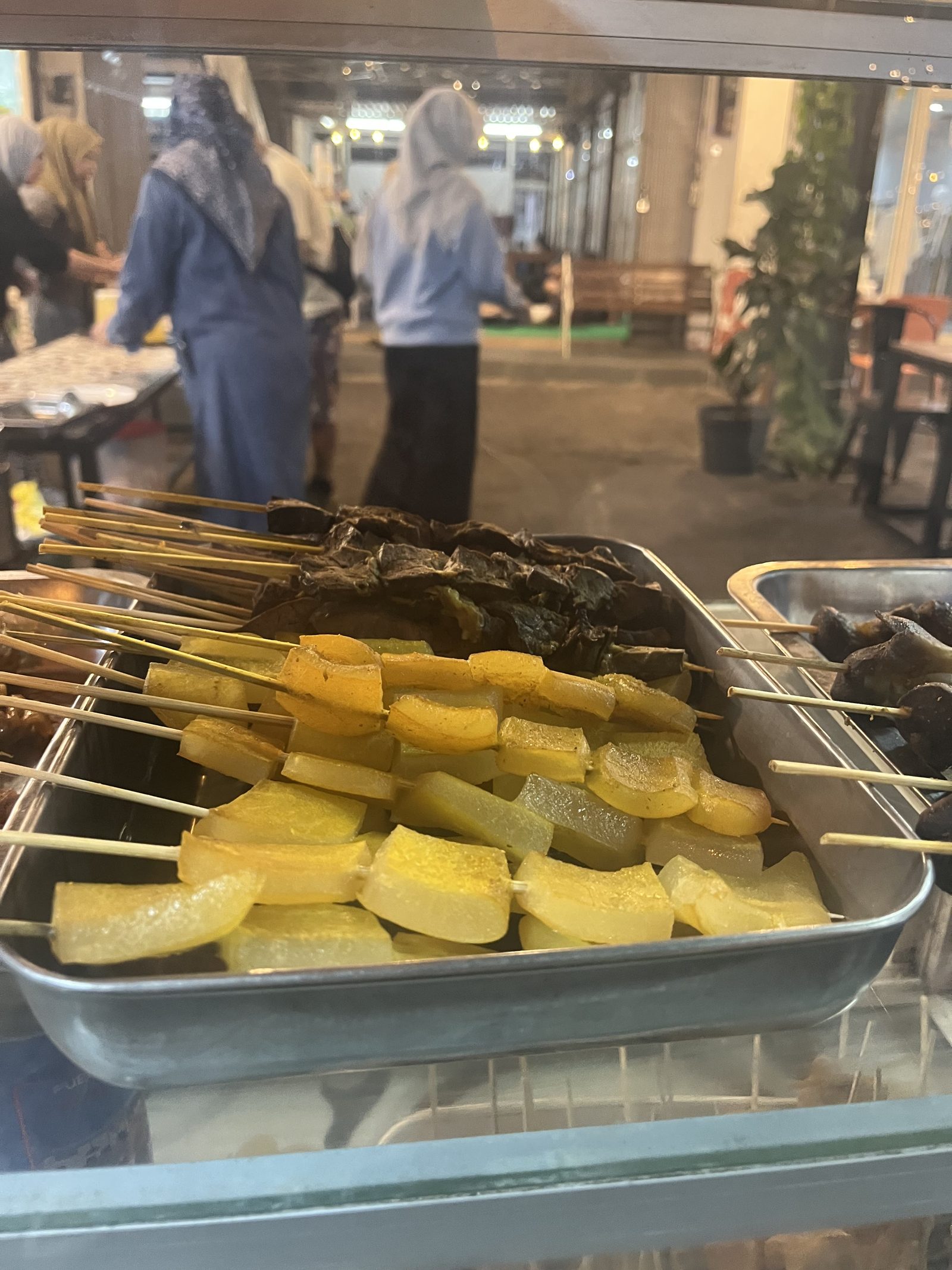 Sate kikil dan daun di etalase Gultik Mbah Djoyo Gresik