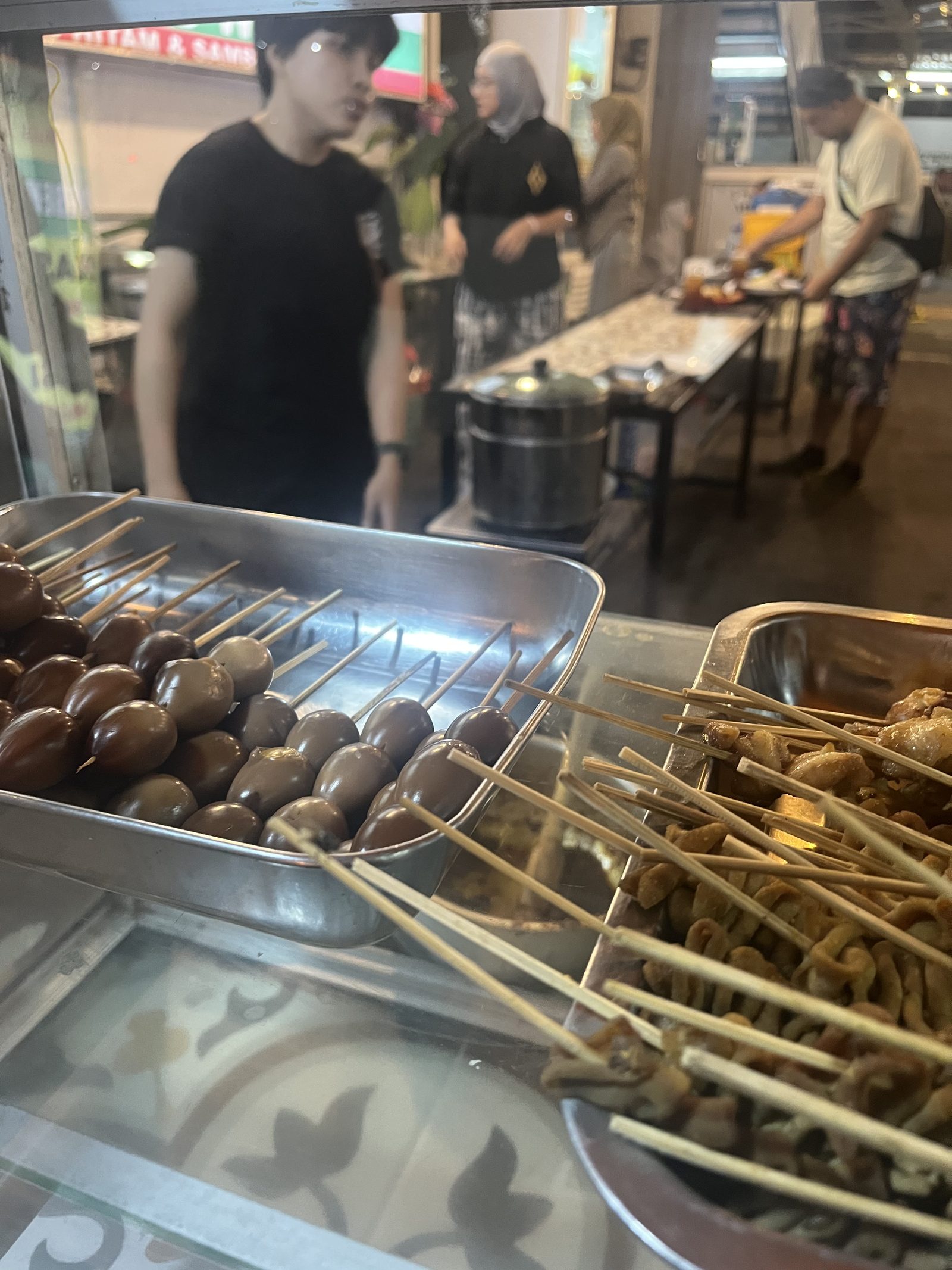 Sate telur puyuh dan usus di counter Gultik Mbah Djoyo GKB