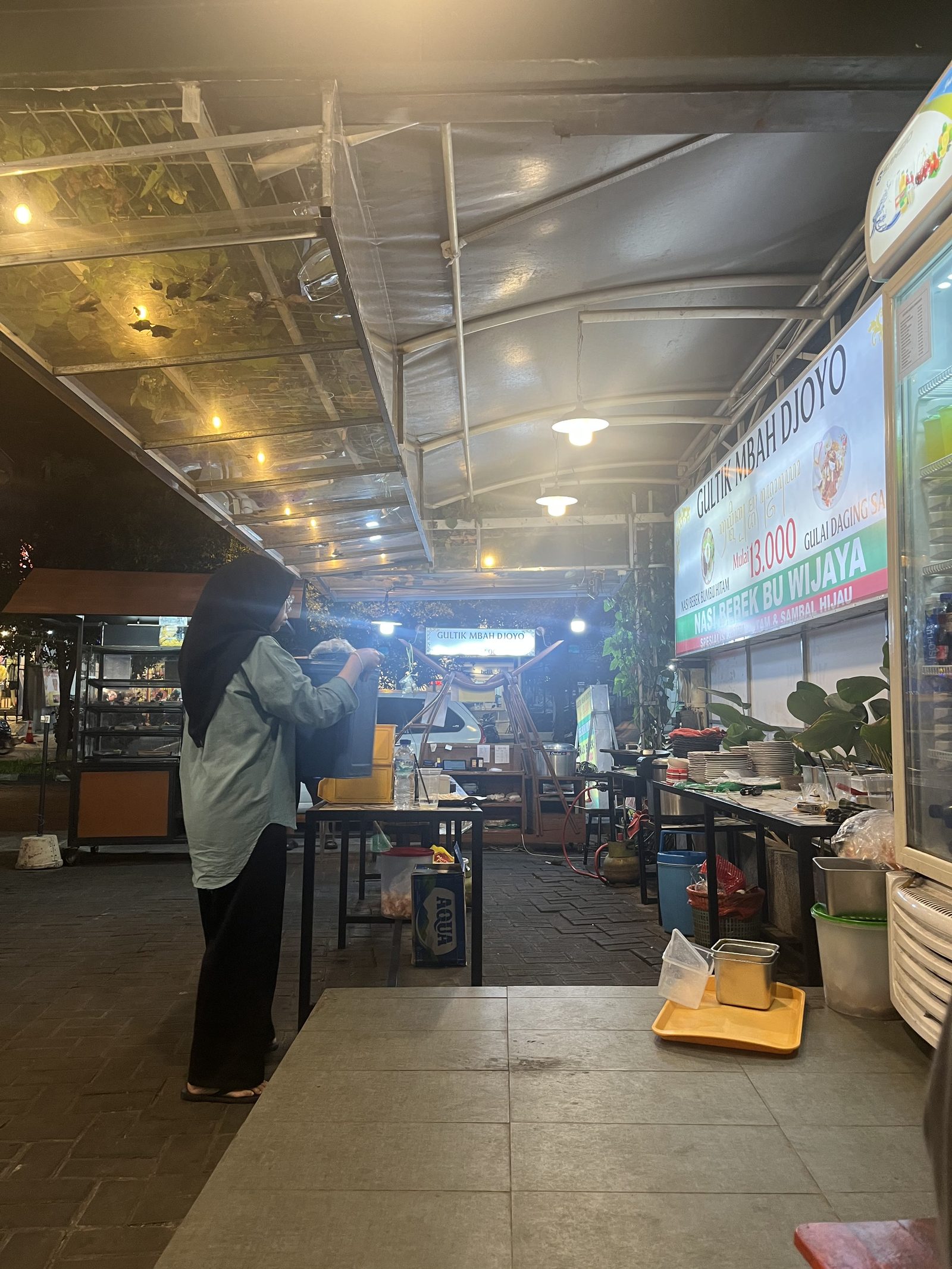 Suasana counter Gultik Mbah Djoyo GKB malam hari area dapur dan banner