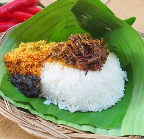 Nasi Krawu Gresik disajikan di daun pisang - foto Disparekrafbudpora
