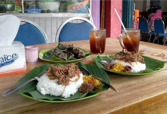 Porsi nasi krawu Gresik dengan serundeng dan lauk