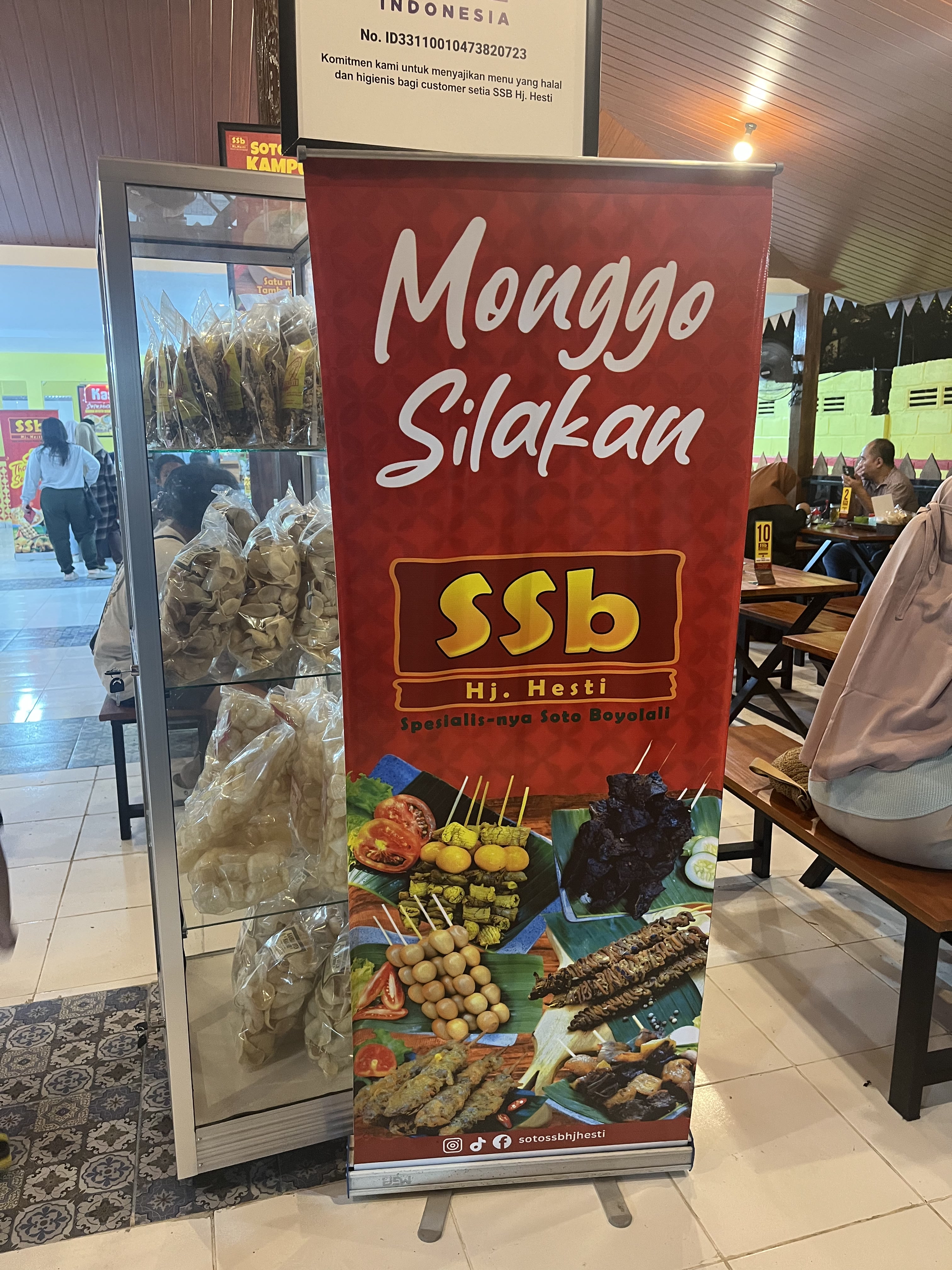 Banner Monggo Silakan SSB Hj Hesti Spesialis Soto Boyolali di interior Kebomas Gresik