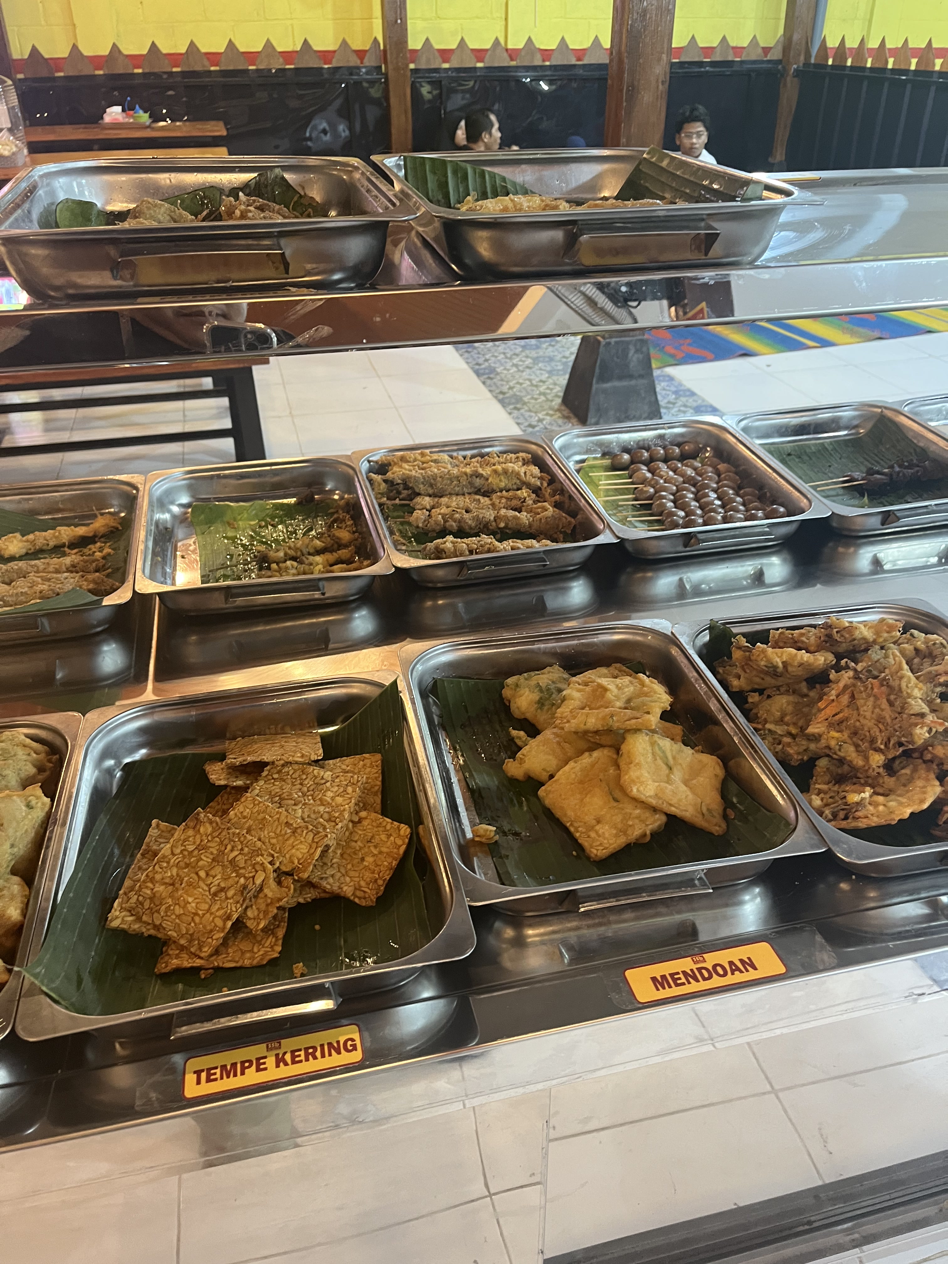 Etalase side dish SSB Hj Hesti tempe kering mendoan dan gorengan di Kebomas Gresik