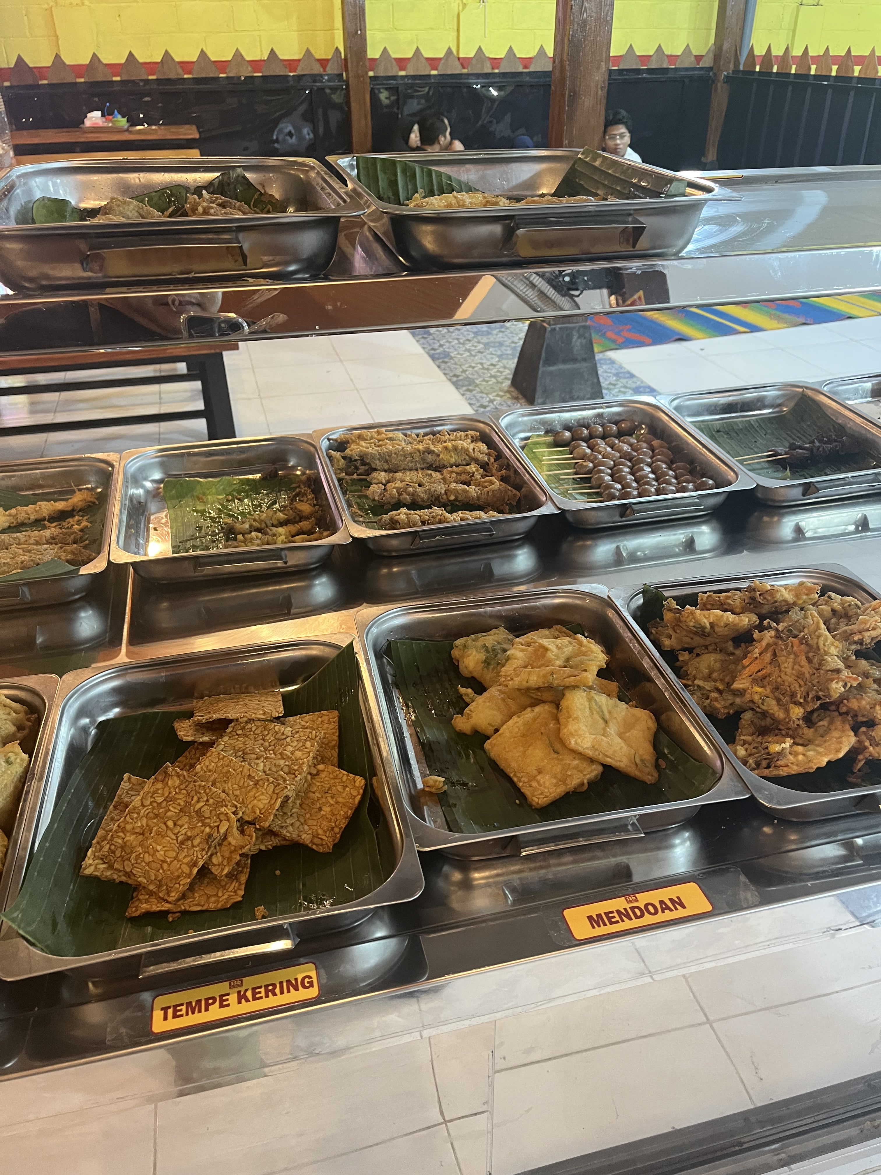 Aneka gorengan side dish SSB Soto Hj Hesti Kebomas Gresik