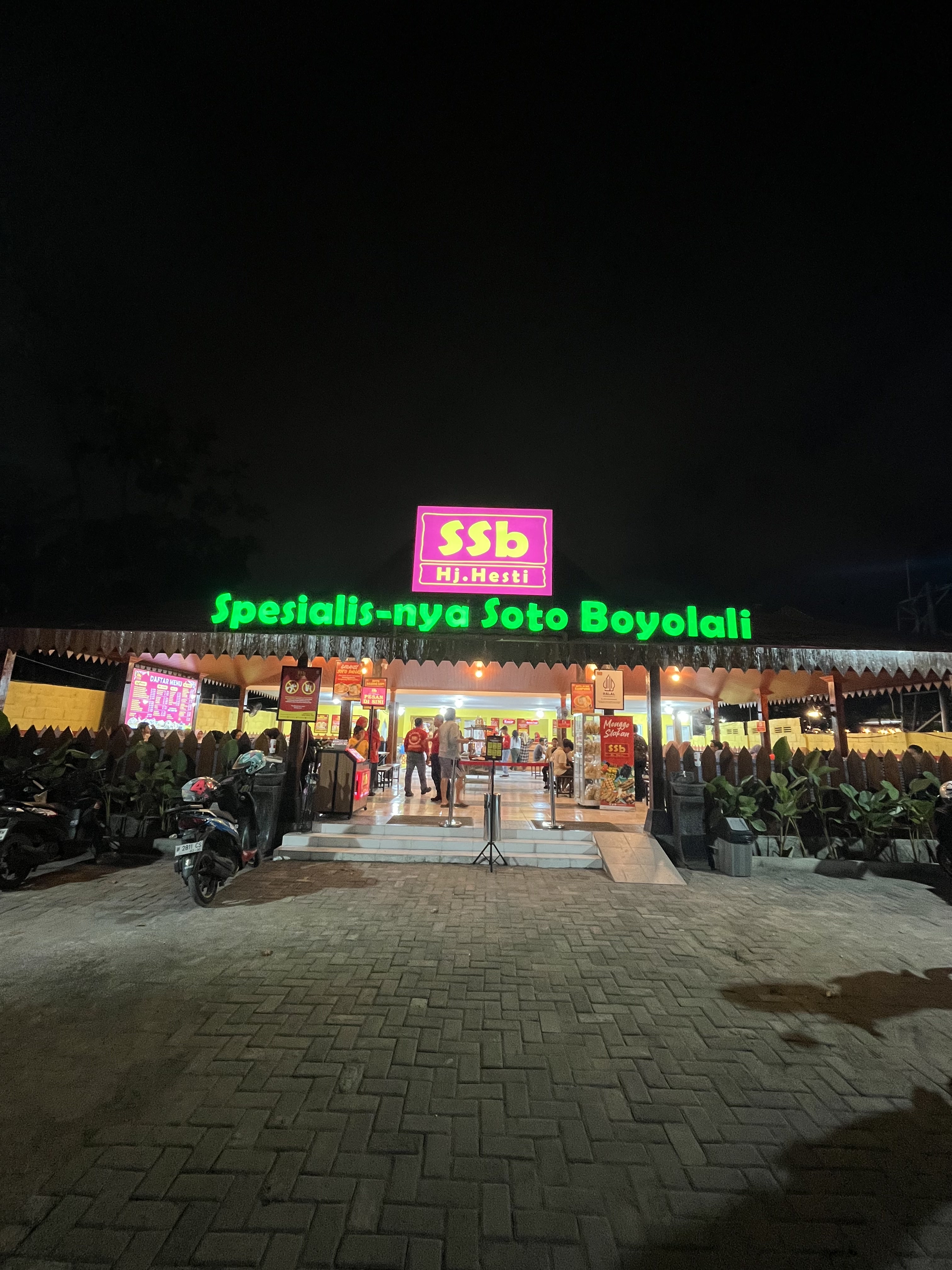 Tampak depan SSB Soto Hj Hesti Kebomas Gresik malam hari neon Spesialis Soto Boyolali